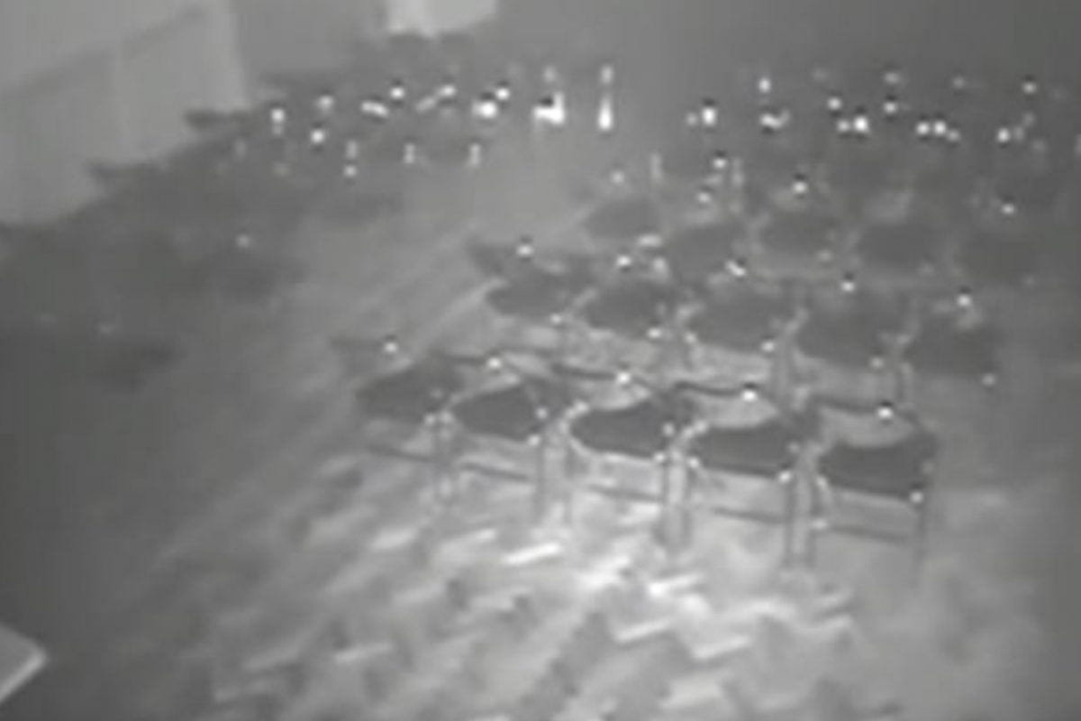 Cámaras de seguridad graban a un fantasma moviendo una silla y una mesa en un teatro.