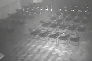 Cámaras de seguridad graban a un fantasma moviendo una silla y una mesa en un teatro.