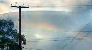 Un OVNI camuflado entre las nubes en la India… Un fotomontaje