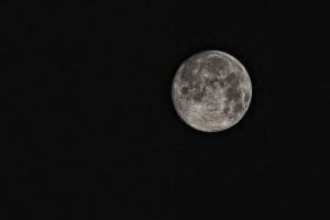 Enorme masa de metal enterrada en la Luna