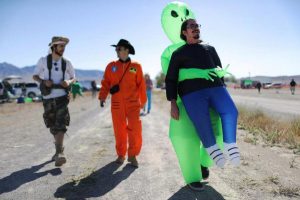Más disfrazadas de Alienígenas en el Asalto al Area 51