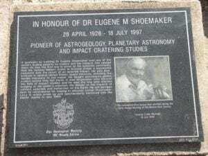 Placa en honor de Gene Shoemaker, el único ser humano enterrado en la Luna