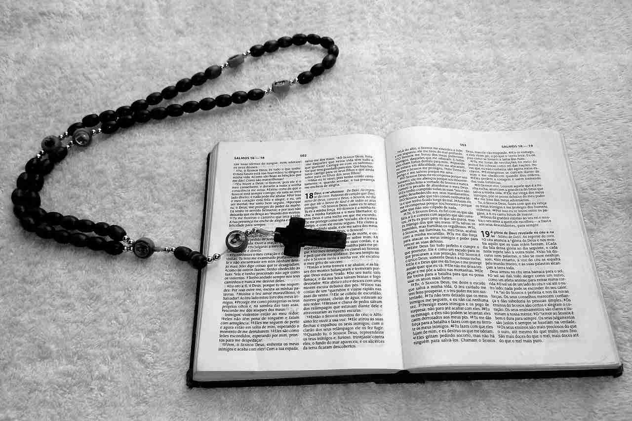 Biblia y crucifijo
