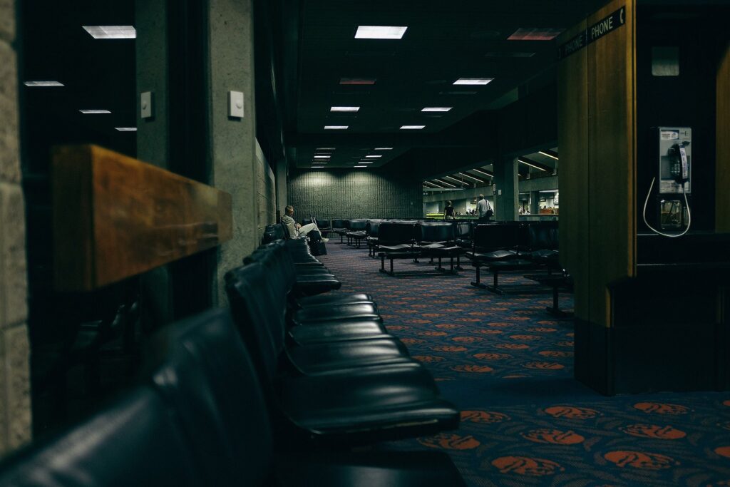 Sólo algún viajero despistado pasaba la noche en las vacías salas de espera de la terminal...