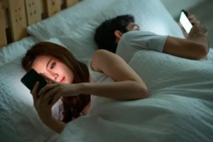 Phubbing: la desconexión invisible que erosiona el amor